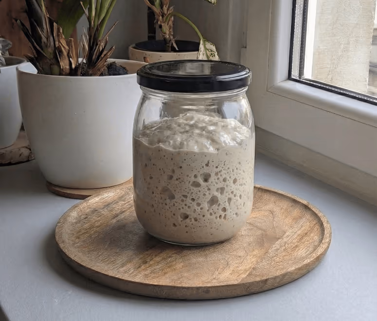 Changement structurel de la pâte, d'un état sous-fermenté à un état mature et rempli de bulles. - After