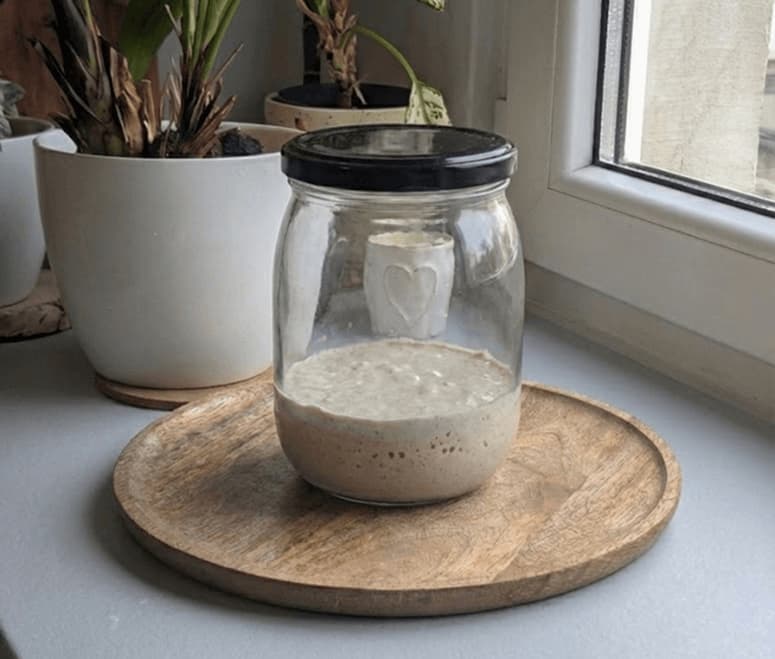 Changement structurel de la pâte, d'un état sous-fermenté à un état mature et rempli de bulles. - Before